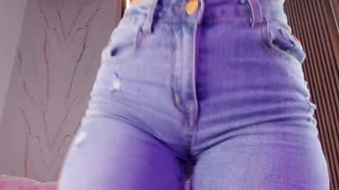 Snapshot of valloletsamar chatting on 10-17-25, 11:24 Vallolet Peach  online show from 10-17-25, 11:24