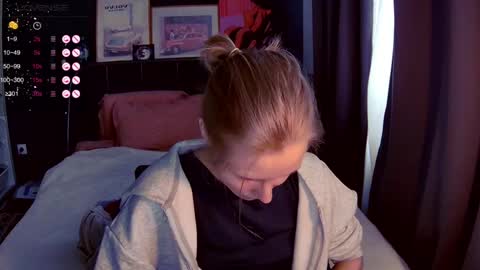 Snapshot of valorant_girl chatting on 05-27-26, 01:41 Little Devil online show from 05-27-26, 01:41