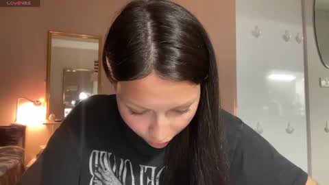Snapshot of valorant_girl chatting on 06-10-26, 02:16 Little Devil online show from 06-10-26, 02:16