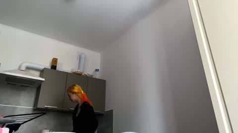 Snapshot of valtopi chatting on 02-16-26, 06:09 Emily online show from 02-16-26, 06:09