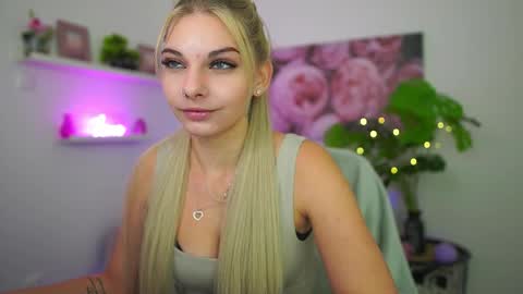 Snapshot of vanda_lust chatting on 10-18-25, 08:15 Vanda Lust online show from 10-18-25, 08:15