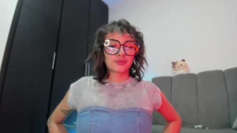 Snapshot of vandalovee chatting on 05-27-26, 01:57 Babi Alu online show from 05-27-26, 01:57