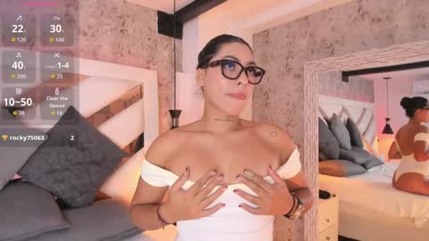 Snapshot of vanessa_rain_ chatting on 05-15-26, 07:32 Vanessa online show from 05-15-26, 07:32