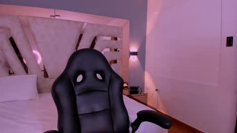 vanessaduval online show from 12-14-25, 03:23