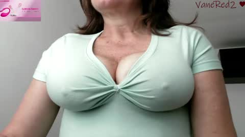Snapshot of vanessared2 chatting on 06-30-26, 01:01 Vanesared2 online show from 06-30-26, 01:01
