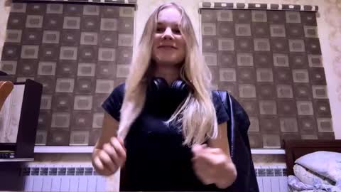 Snapshot of vaniasaisa chatting on 11-12-25, 01:44 Saisa online show from 11-12-25, 01:44