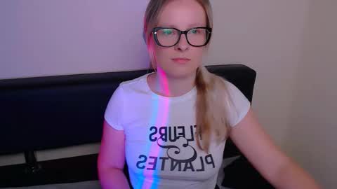 Mia online show from 09-23-25, 07:22