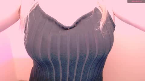 Mia online show from 05-22-26, 04:34