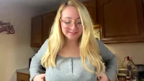 Snapshot of vanillapuddingpie chatting on 12-11-24, 02:41 vanillapuddingpie online show from 12-11-24, 02:41