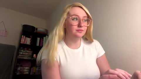 Snapshot of vanillapuddingpie chatting on 01-07-25, 05:20 vanillapuddingpie online show from 01-07-25, 05:20