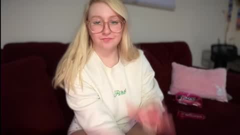 Snapshot of vanillapuddingpie chatting on 03-03-25, 12:37 vanillapuddingpie online show from 03-03-25, 12:37