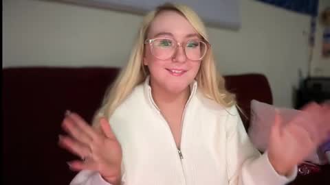 Snapshot of vanillapuddingpie chatting on 03-10-25, 12:40 vanillapuddingpie online show from 03-10-25, 12:40