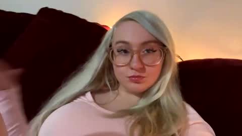 Snapshot of vanillapuddingpie chatting on 11-17-25, 03:23 vanillapuddingpie online show from 11-17-25, 03:23