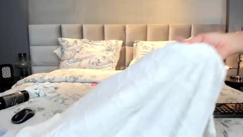 Snapshot of vannabardot chatting on 09-25-25, 01:42 VANNA online show from 09-25-25, 01:42
