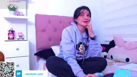 Snapshot of vannessa_shy chatting on 09-19-25, 10:32 Vanesa online show from 09-19-25, 10:32