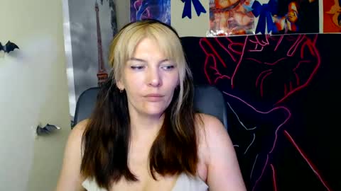 Snapshot of vanrey_ chatting on 06-18-26, 06:24 Vanessa online show from 06-18-26, 06:24