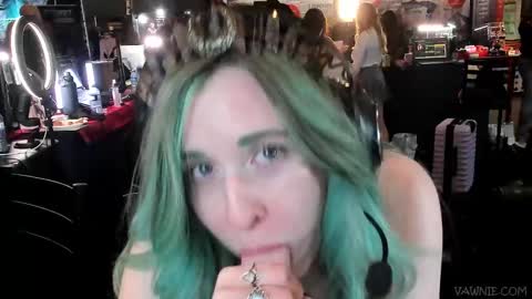 Vawnie Voulphie online show from 10-18-25, 01:41