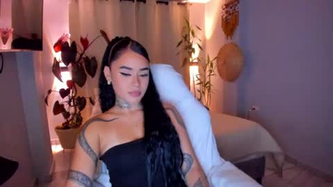 Snapshot of vayolett_bass chatting on 06-25-26, 05:23 Vayolett Bass online show from 06-25-26, 05:23