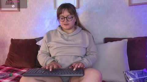 Vee Simons online show from 11-05-25, 10:10