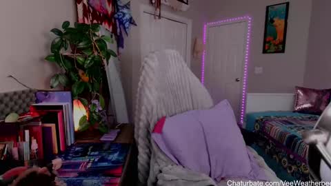 Snapshot of veeweatherbee chatting on 01-04-25, 06:30 Violet Weatherbee online show from 01-04-25, 06:30