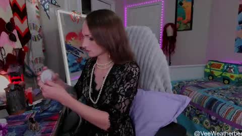 Snapshot of veeweatherbee chatting on 05-16-26, 12:40 Violet Weatherbee online show from 05-16-26, 12:40