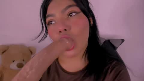 Snapshot of veky_saliva01 chatting on 10-26-25, 03:29 camila online show from 10-26-25, 03:29