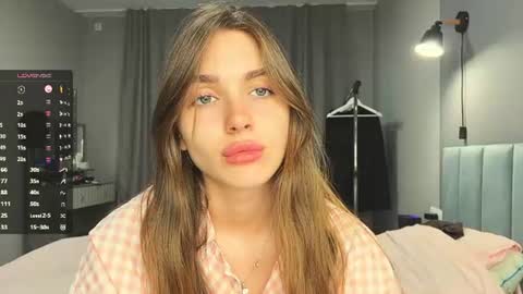 Snapshot of veluxe chatting on 07-18-26, 04:11 Nia online show from 07-18-26, 04:11
