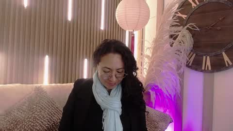 Snapshot of velvet_curly chatting on 05-12-26, 12:35 Emma Curly online show from 05-12-26, 12:35