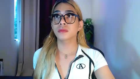 Snapshot of velvet_delux69 chatting on 10-09-25, 10:30 velvet_delux69 online show from 10-09-25, 10:30