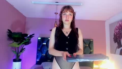 Snapshot of velvet_dreams_ chatting on 06-09-26, 11:44 Isabella online show from 06-09-26, 11:44