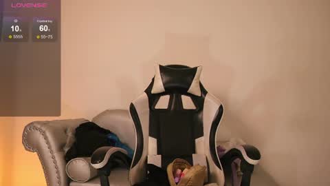Snapshot of velvet_raze chatting on 07-22-26, 01:14 Velvet online show from 07-22-26, 01:14