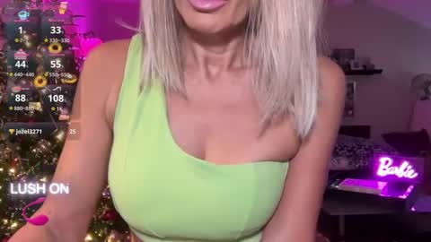 Snapshot of velvetbarbie chatting on 12-26-24, 06:22 VelvetBarbie online show from 12-26-24, 06:22