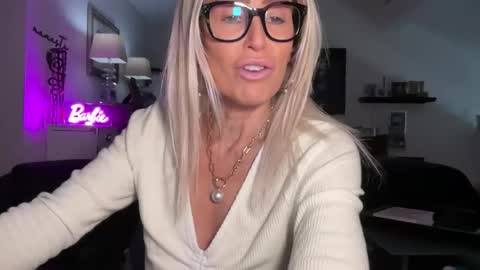 Snapshot of velvetbarbie chatting on 02-25-26, 07:23 VelvetBarbie online show from 02-25-26, 07:23