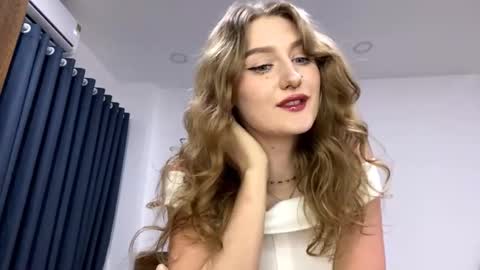 Snapshot of venniebonillas chatting on 02-22-26, 10:58 Emily online show from 02-22-26, 10:58