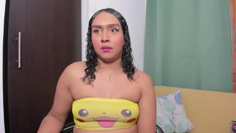 Snapshot of venus_speer chatting on 12-17-24, 01:38 Luisa online show from 12-17-24, 01:38