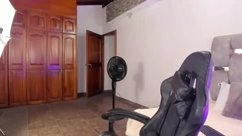 Snapshot of venus_speer chatting on 02-08-25, 01:32 Luisa online show from 02-08-25, 01:32