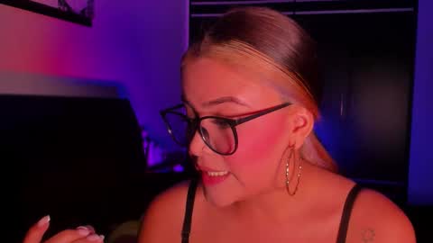 Snapshot of veronicabrown_xxx chatting on 03-23-26, 04:16 Vero online show from 03-23-26, 04:16