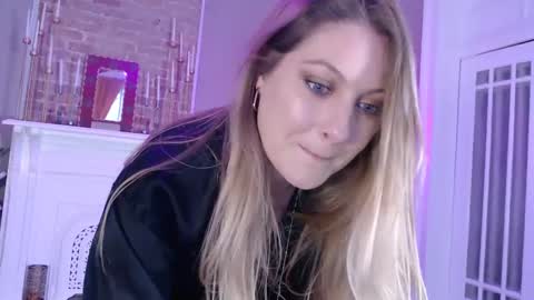 Snapshot of veronicawest chatting on 01-14-25, 10:23 Veronica Weston online show from 01-14-25, 10:23