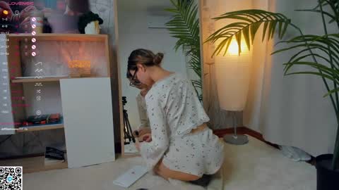 Snapshot of vibes_of_joy chatting on 02-08-25, 11:12 Mikky online show from 02-08-25, 11:12