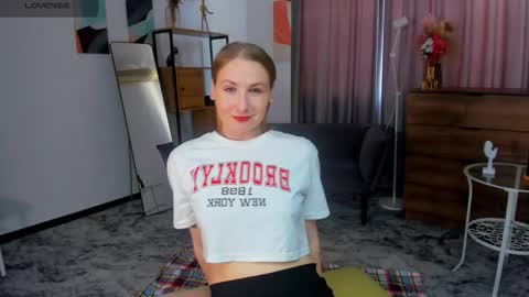 Snapshot of vibes_of_joy chatting on 10-04-25, 07:17 Mikky online show from 10-04-25, 07:17