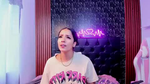 Snapshot of vichy_evans chatting on 03-08-25, 07:42 Vichy Everyday From 1400 to 2130 Col Time online show from 03-08-25, 07:42