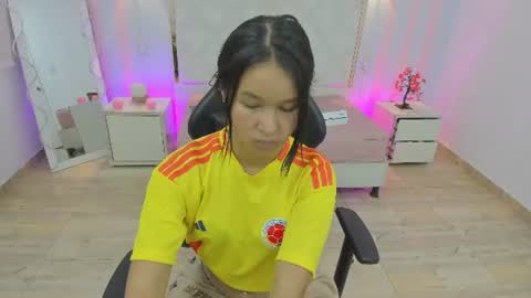 Snapshot of victoria1_tay chatting on 06-12-26, 07:13 victoria1_tay online show from 06-12-26, 07:13
