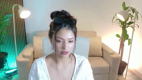 Snapshot of victoria___moon chatting on 01-05-26, 05:27 victoria online show from 01-05-26, 05:27