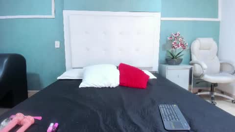Snapshot of victoria_cutee chatting on 06-19-26, 01:37 online show from 06-19-26, 01:37