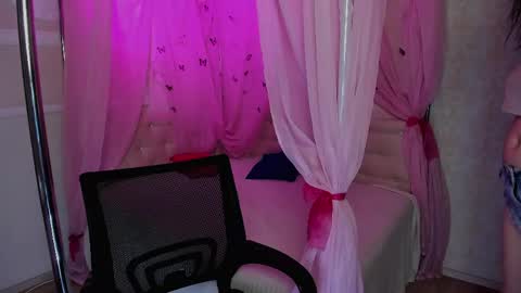 Victoria  online show from 03-22-26, 03:43