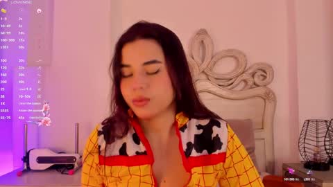 Snapshot of victoria_vallejo chatting on 02-06-25, 11:32 victoria  online show from 02-06-25, 11:32