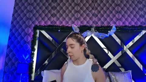 victtoria lee online show from 12-18-25, 07:09