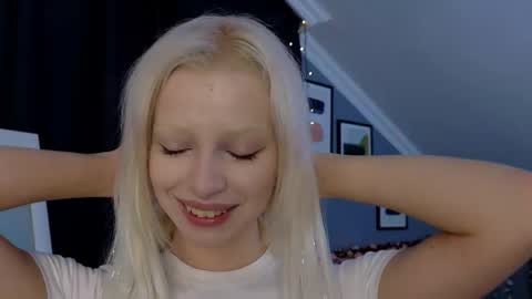 Snapshot of vienna_gones chatting on 05-01-26, 12:32 Eva online show from 05-01-26, 12:32