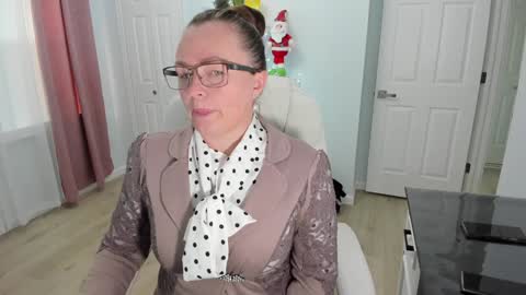 Snapshot of vika7333 chatting on 12-18-24, 01:23 Ukrainian-woman online show from 12-18-24, 01:23