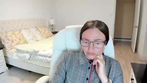 Snapshot of vika7333 chatting on 09-13-25, 03:12 Ukrainian-woman online show from 09-13-25, 03:12